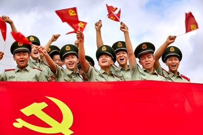 向党深情告白，官兵与党旗合影